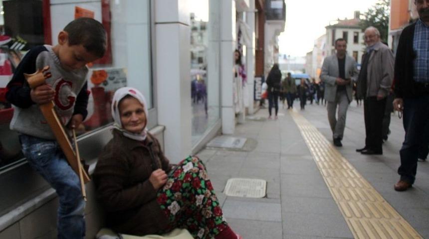 Anaokuluna Yerine Sokak M&uuml;zisyenliğine Başladı