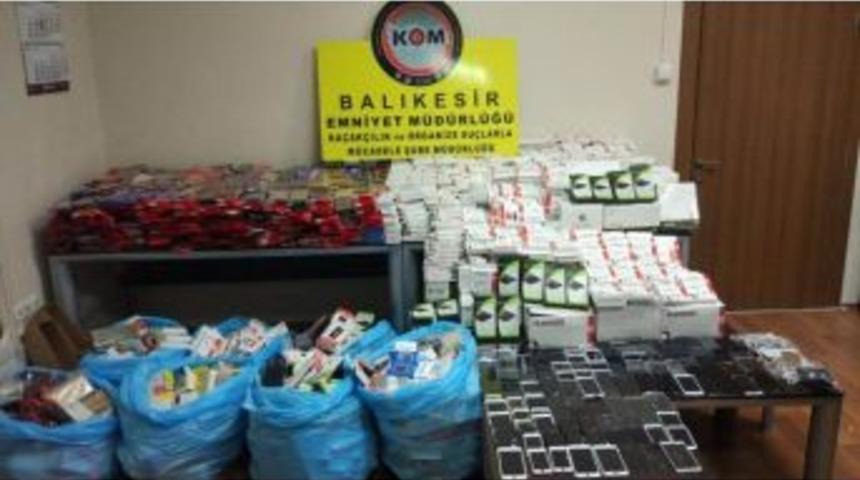 Polisten Ka&ccedil;ak Cep Telefonu Aksesuarı Operasyonu
