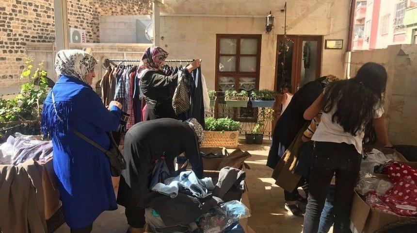 Bayram &Ouml;ncesi Giysi Dağıtımı S&uuml;r&uuml;yor