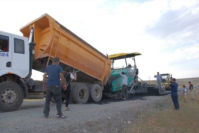 Bulanık’ta Yol Asfaltlama Çalışması