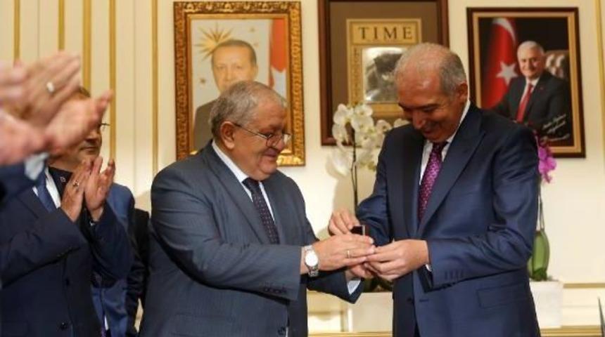 İbb Başkanı Mevl&uuml;t Uysal ,ey&uuml;p Sultan'da Sabah Namazı Kıldı