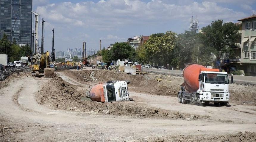 Başkent’te Beton Mikseri Devrildi: 1 Yaralı