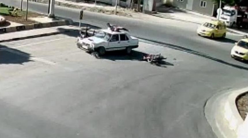 Kilis&rsquo;te Işık İhlali Yapan Motosiklet Otomobile &Ccedil;arptı: 3 Yaralı