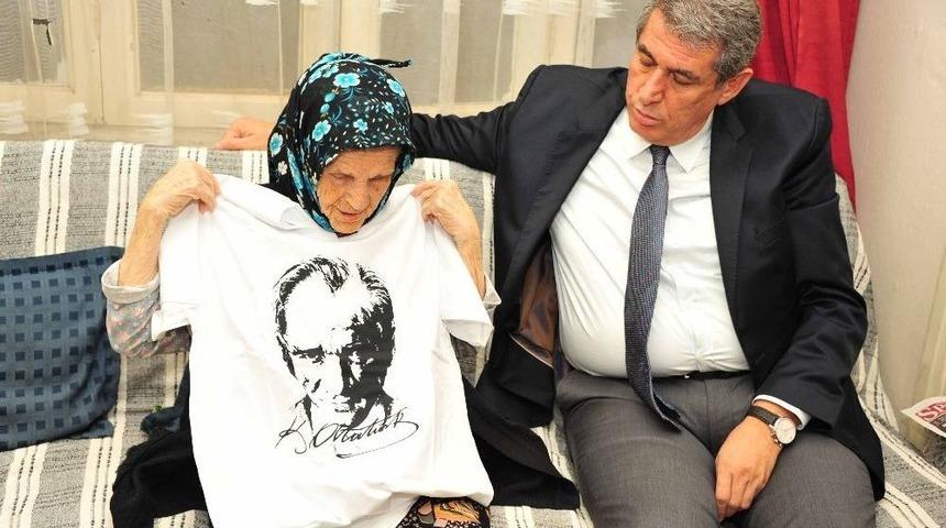 Pakize Nine Atat&uuml;rk Tiş&ouml;rt&uuml; İstemişti, Başkan &Ccedil;alkaya S&uuml;rpriz Yaptı