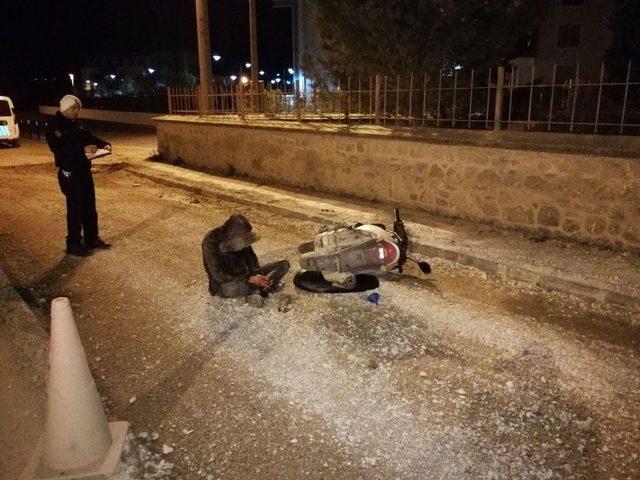 Darp Edilen Genç Motosikletiyle Kaza Yaptı