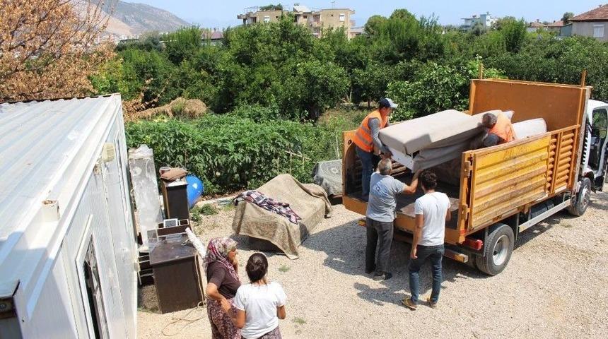 Finike’de 4 Aileye Eşya Yardımı