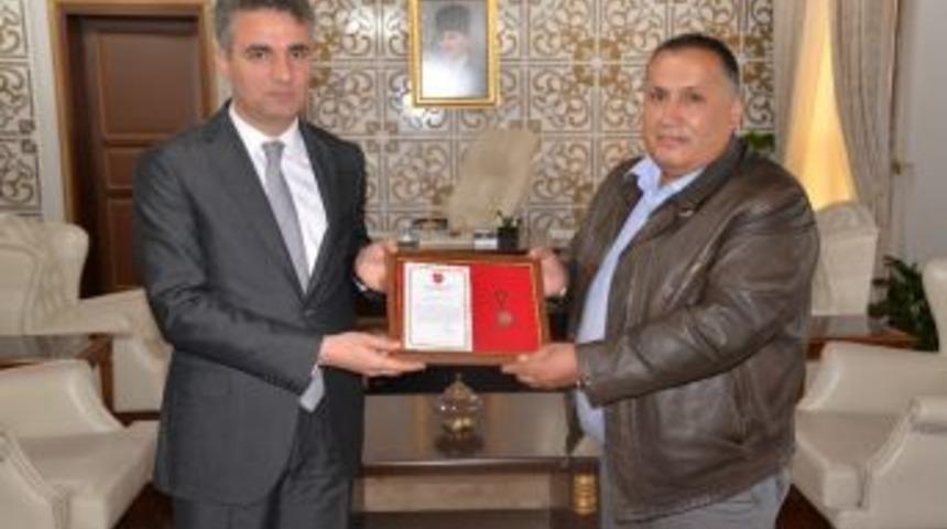 Tsk G&uuml;&ccedil;lendirme Vakfı&rsquo;na Bağış Yapan Vatandaşa Madalya