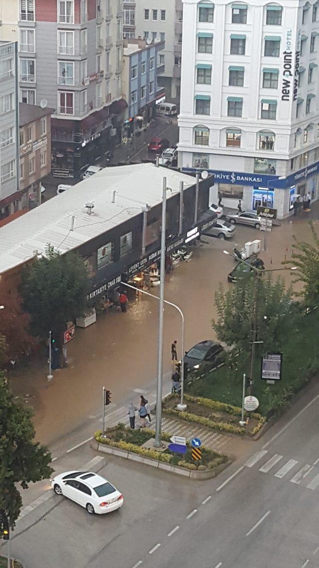 Bilecik'te sağanak; yollar göle döndü