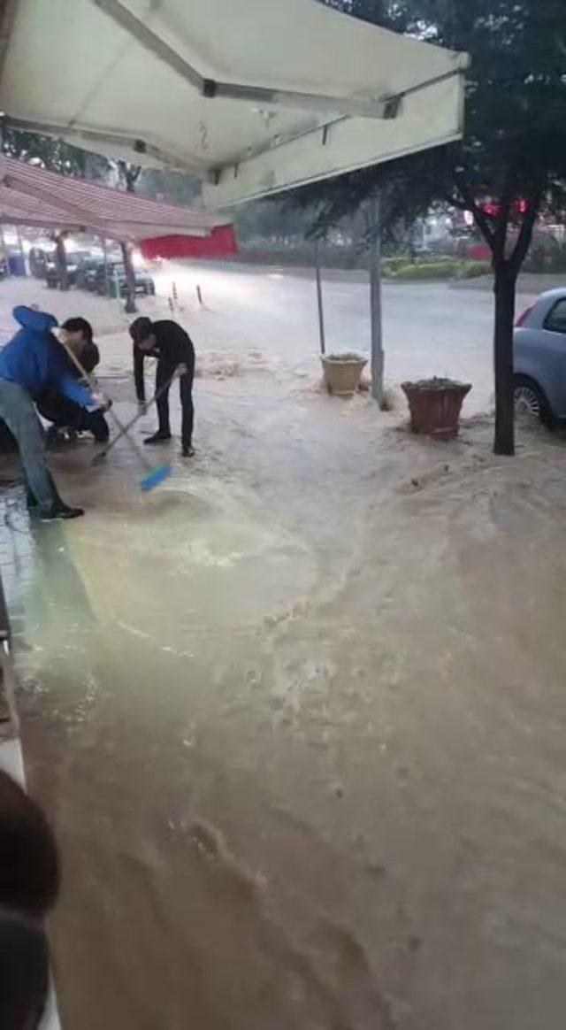 Bilecik'te sağanak; yollar göle döndü