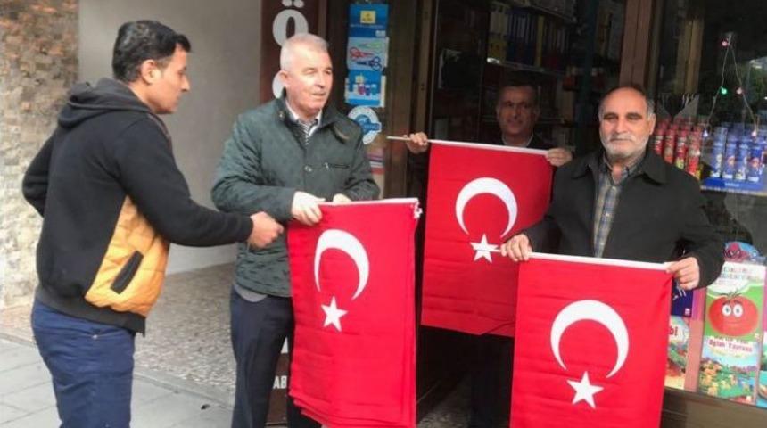 Tarsus Belediyesi Esnafa Bayrak Dağıttı