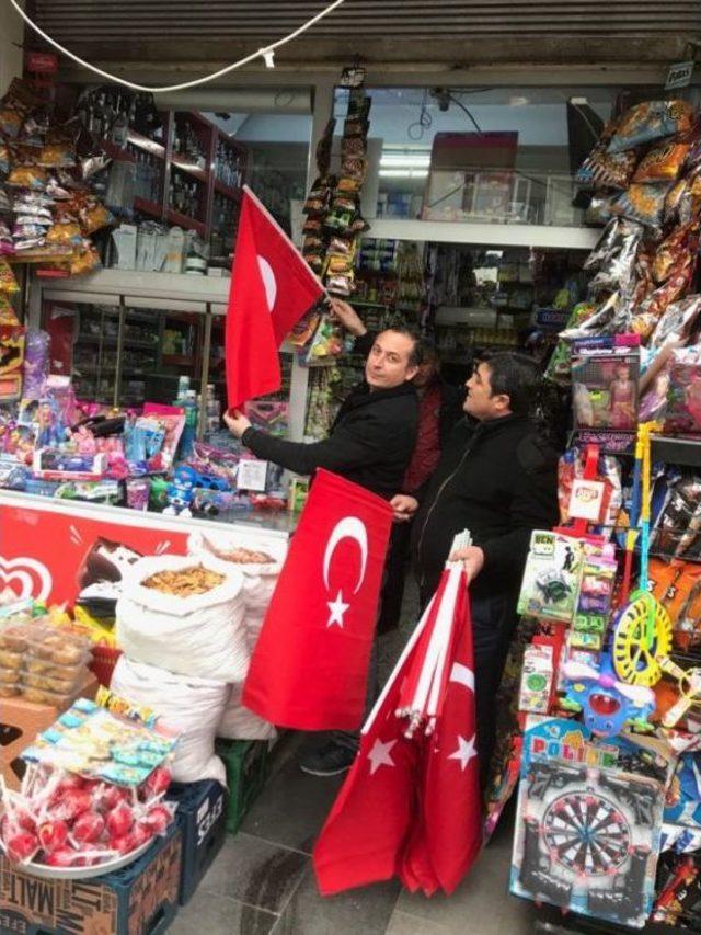 Tarsus Belediyesi Esnafa Bayrak Dağıttı