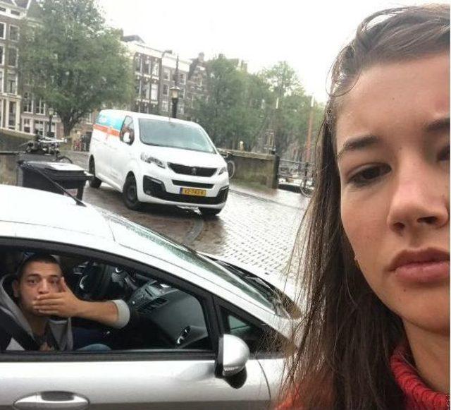 Hollandalı Genç Kız Tacizcileriyle Selfie Çekiyor