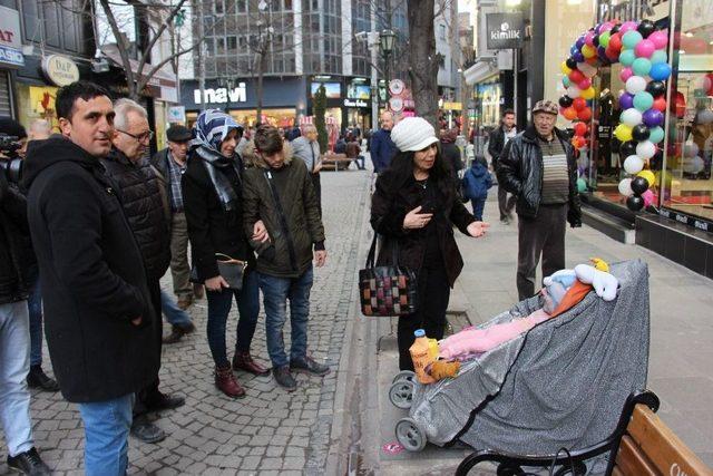 Bebek Arabasında İlginç Şov