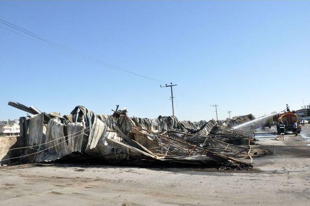 Tarsus Sebze Hali’ndeki 18 Depo Demir Yığınına Döndü 1