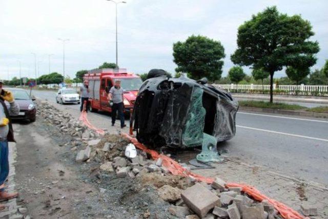 Zonguldak'ta Otomobil Refüje Çarpıp Takla Attı: 2 Yaralı