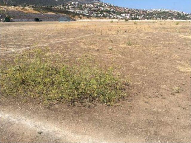 Karaburun'un Tek Futbol Sahası Bakımsızlıktan Harabeye Döndü