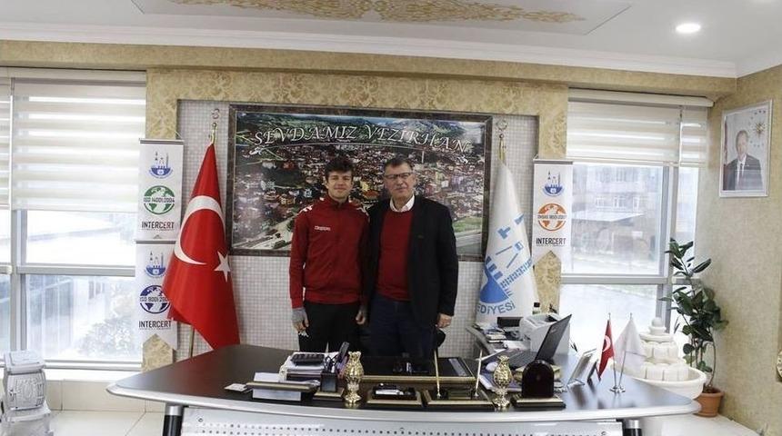 Başkan Duymuş Şampiyon Olan Sporcuyu Tebrik Etti