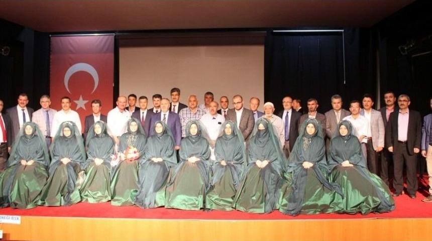 Hafızlık Eğitimi Tamamlayan 10 Kız &Ouml;ğrenci Ta&ccedil; Giydi