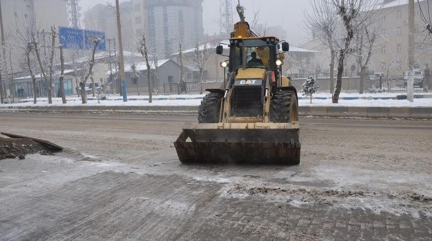 Cadde Ve Kaldırımlarda Buz K&uuml;reme &Ccedil;alışması