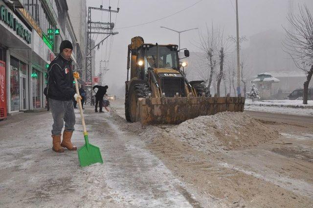 Cadde Ve Kaldırımlarda Buz Küreme Çalışması