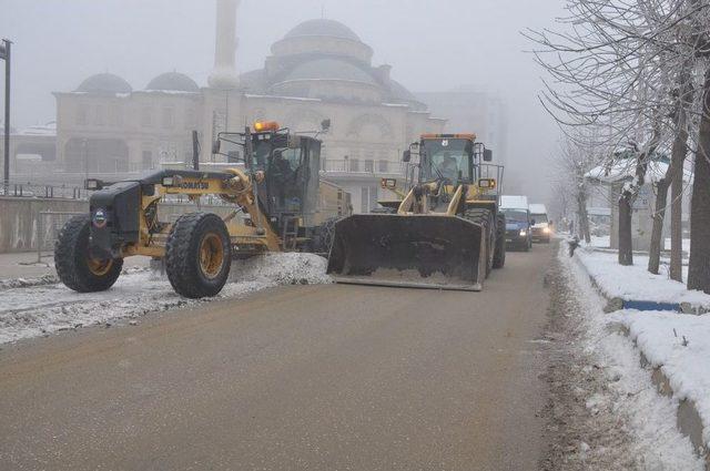 Cadde Ve Kaldırımlarda Buz Küreme Çalışması