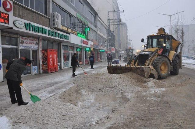 Cadde Ve Kaldırımlarda Buz Küreme Çalışması