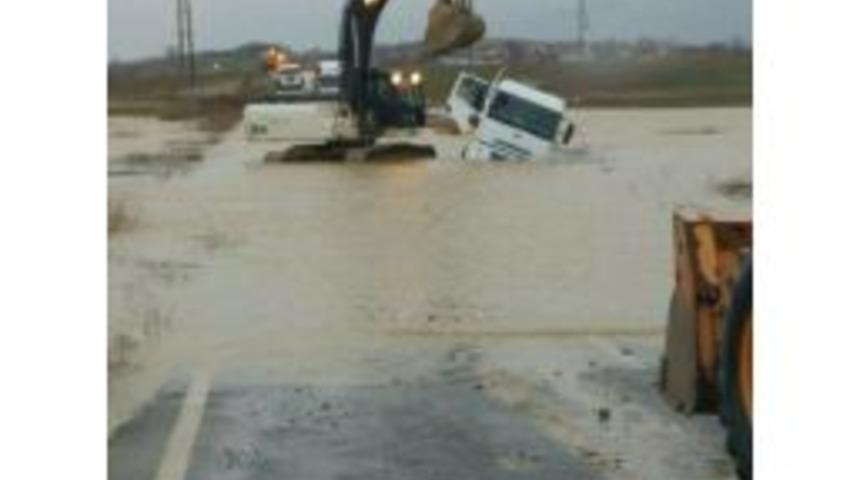 Dere Taştı, Yol Trafiğe Kapandı