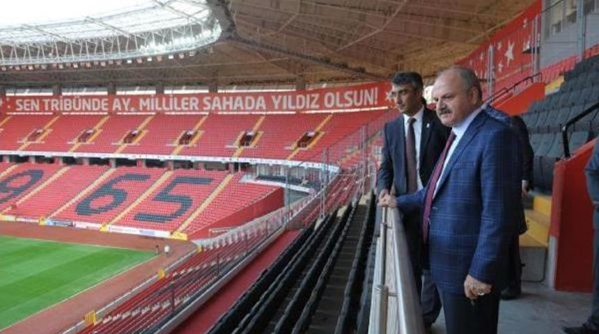 Vali &Ccedil;akacak, T&uuml;rkiye-İzlanda Ma&ccedil;ının Oynanacağı Stadı Gezdi