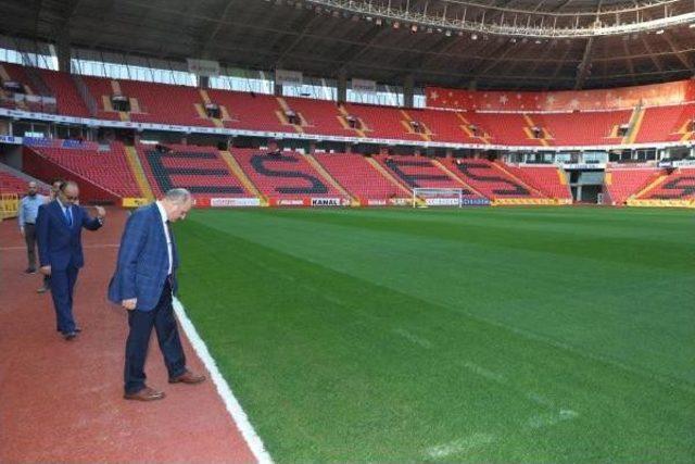 Vali Çakacak, Türkiye-İzlanda Maçının Oynanacağı Stadı Gezdi