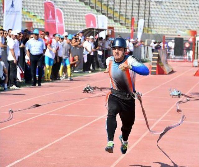 İzmir'de Itfaiye Sporları Şampiyonasında Mücadele Sürüyor