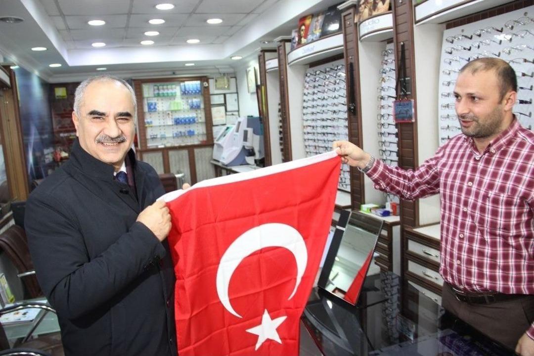 Mehmet&ccedil;ik&rsquo;e Destek İ&ccedil;in 12 Bin T&uuml;rk Bayrağı Dağıtıldı