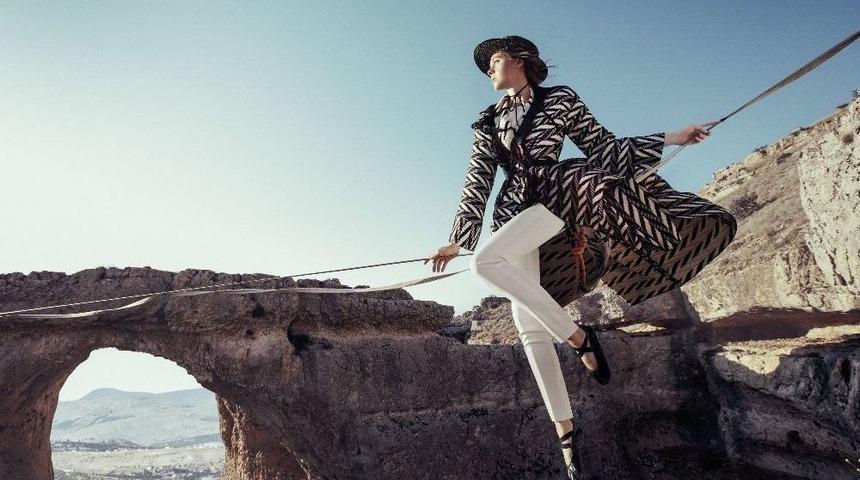 243 Metre Y&uuml;kseklikte Moda &Ccedil;ekimi