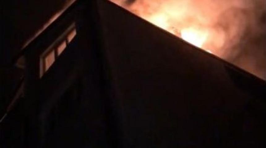 4 Katlı Binanın &Ccedil;atı Katında &Ccedil;ıkan Yangın Korkuttu