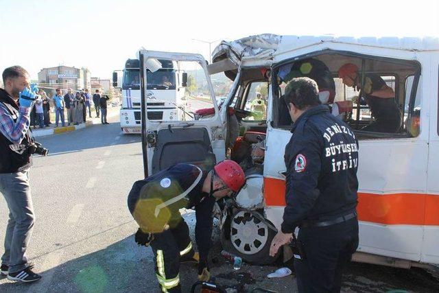 Hafriyat Kamyonu İle Minibüs Çarpıştı: 1 Ölü, 1 Yaralı