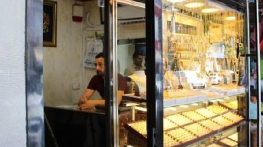 Poşet Dolusu Altını Lavabo İhtiyacı Kurtardı