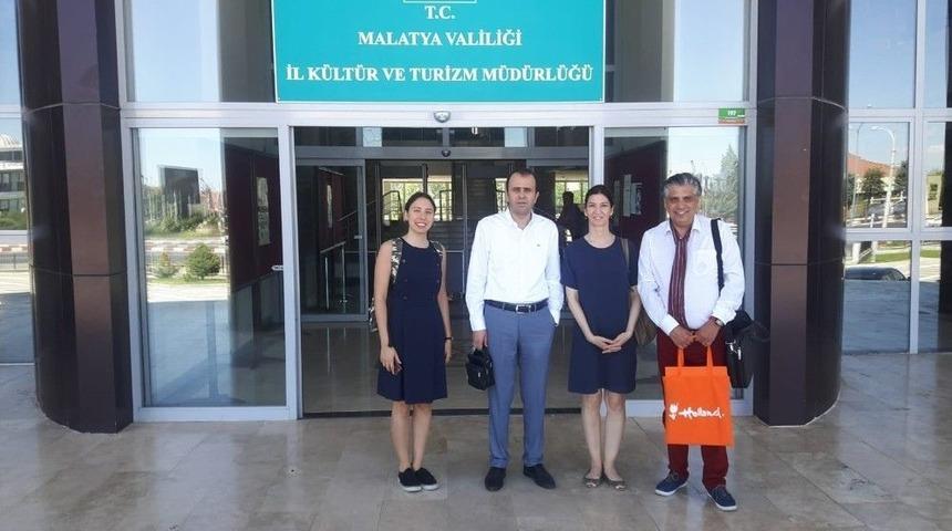Hedef Malatya&rsquo;ya Hollandalı Turistleri &Ccedil;ekmek