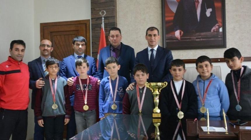 Şampiyonlar Kupa Ve Madalyaları İle Geldiler