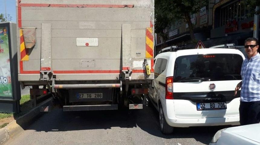 Hatalı Ara&ccedil; Parkları Trafik Akışına Engel Oluyor