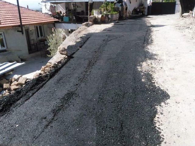 Alaşehir Belediyesi’nden Kırsal Mahallelerde Asfalt Çalışması