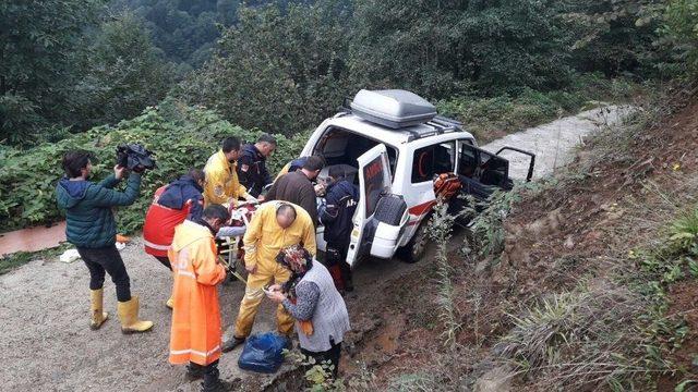 Rize’de Dün Yaşanan Sel Ve Heyelanlar Nedeniyle Evlerinde Mahsur Kalan Vatandaşlar Kurtarılmaya Başlandı