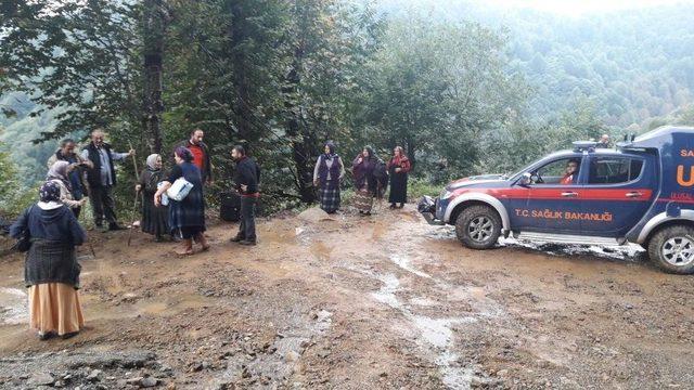 Rize’de Dün Yaşanan Sel Ve Heyelanlar Nedeniyle Evlerinde Mahsur Kalan Vatandaşlar Kurtarılmaya Başlandı