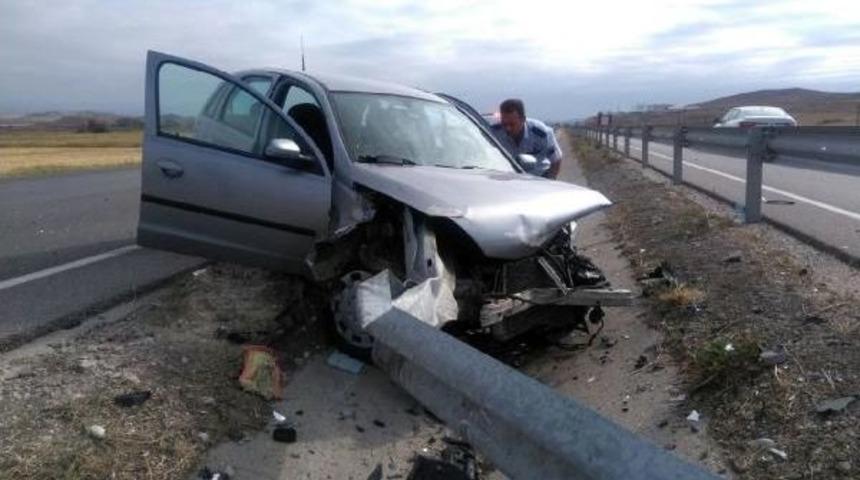 Bariyere &Ccedil;arpan Otomobilin S&uuml;r&uuml;c&uuml;s&uuml; Yaralandı