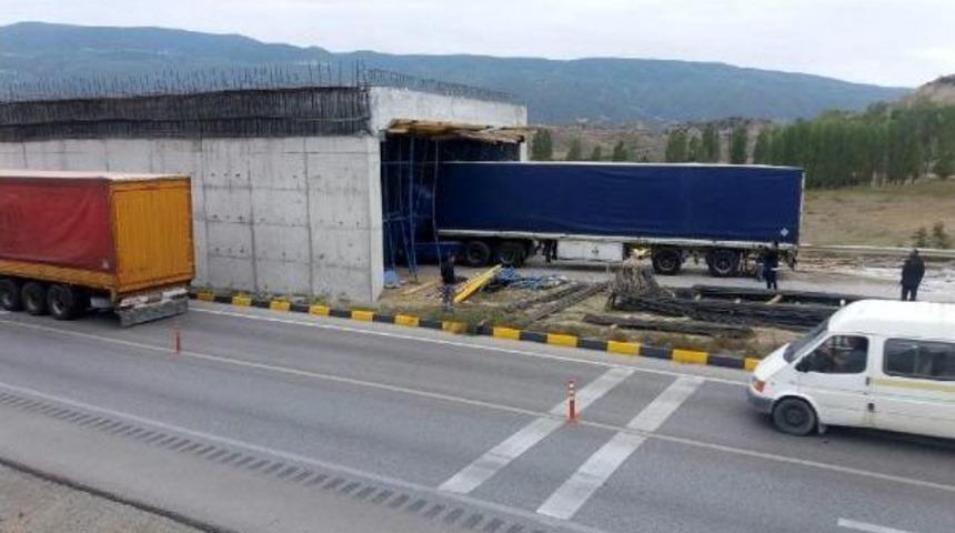Tır, K&ouml;pr&uuml;l&uuml; Kavşak Inşaatına Girdi: 1 Yaralı