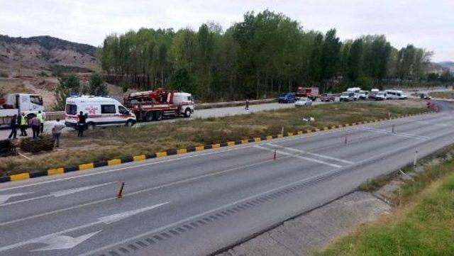 Tır, Köprülü Kavşak Inşaatına Girdi: 1 Yaralı