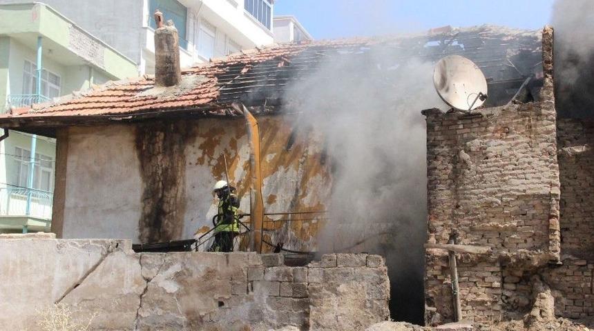 Evde &Ccedil;ıkan Yangında 5 Kişi Dumandan Etkilendi