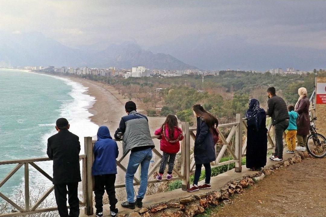 D&uuml;nyaca &Uuml;nl&uuml; Sahilde Dalgaların G&ouml;rsel Ş&ouml;leni
