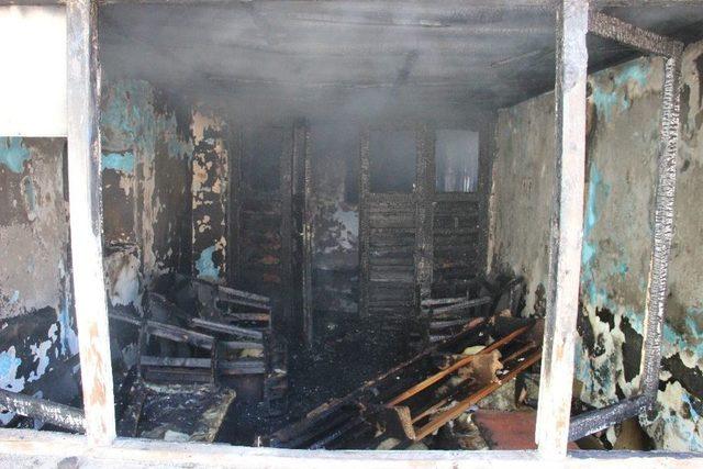 Evde Çıkan Yangında 5 Kişi Dumandan Etkilendi