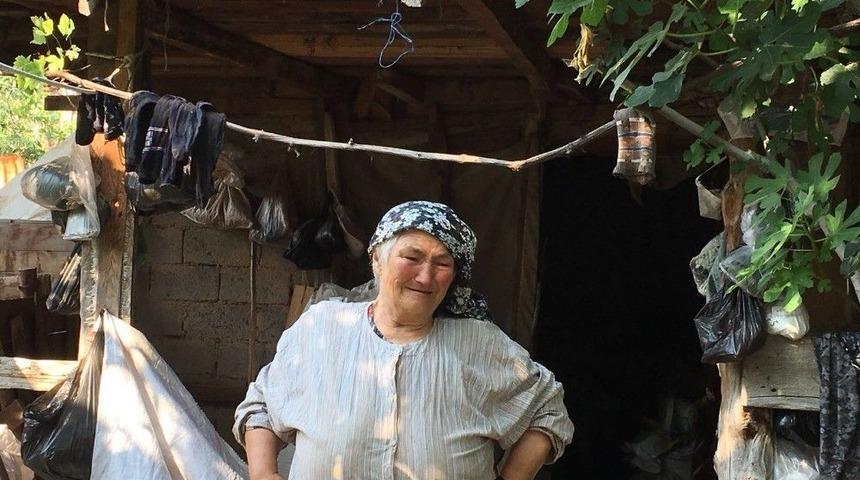 Evi Yanan Yaşlı Kadın K&ouml;m&uuml;rl&uuml;kte Yaşam M&uuml;cadelesi Veriyor