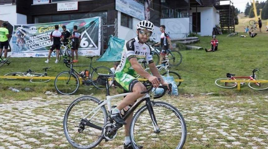 Ters Şeritte Giden Halk Otob&uuml;s&uuml; Profesyonel Bisiklet&ccedil;iye &Ccedil;arptı, Gen&ccedil; Adam Yaşam Savaşı Veriyor