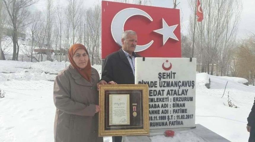 Madalya Ve Berat İle Oğullarına Koştular